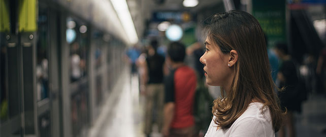Femme dans le métro