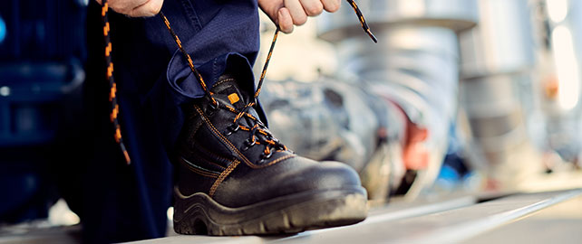 https://www.preventica.com/images/news/revue/chaussures-securite-lacets.jpg
