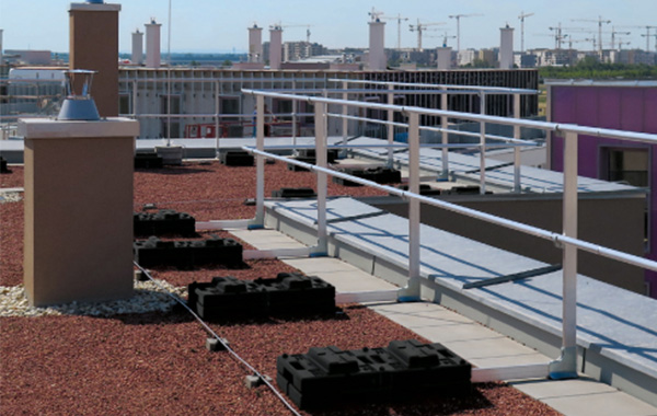 Barrial® autoporté : Garde-corps lesté pour toiture-terrasse inaccessible au public